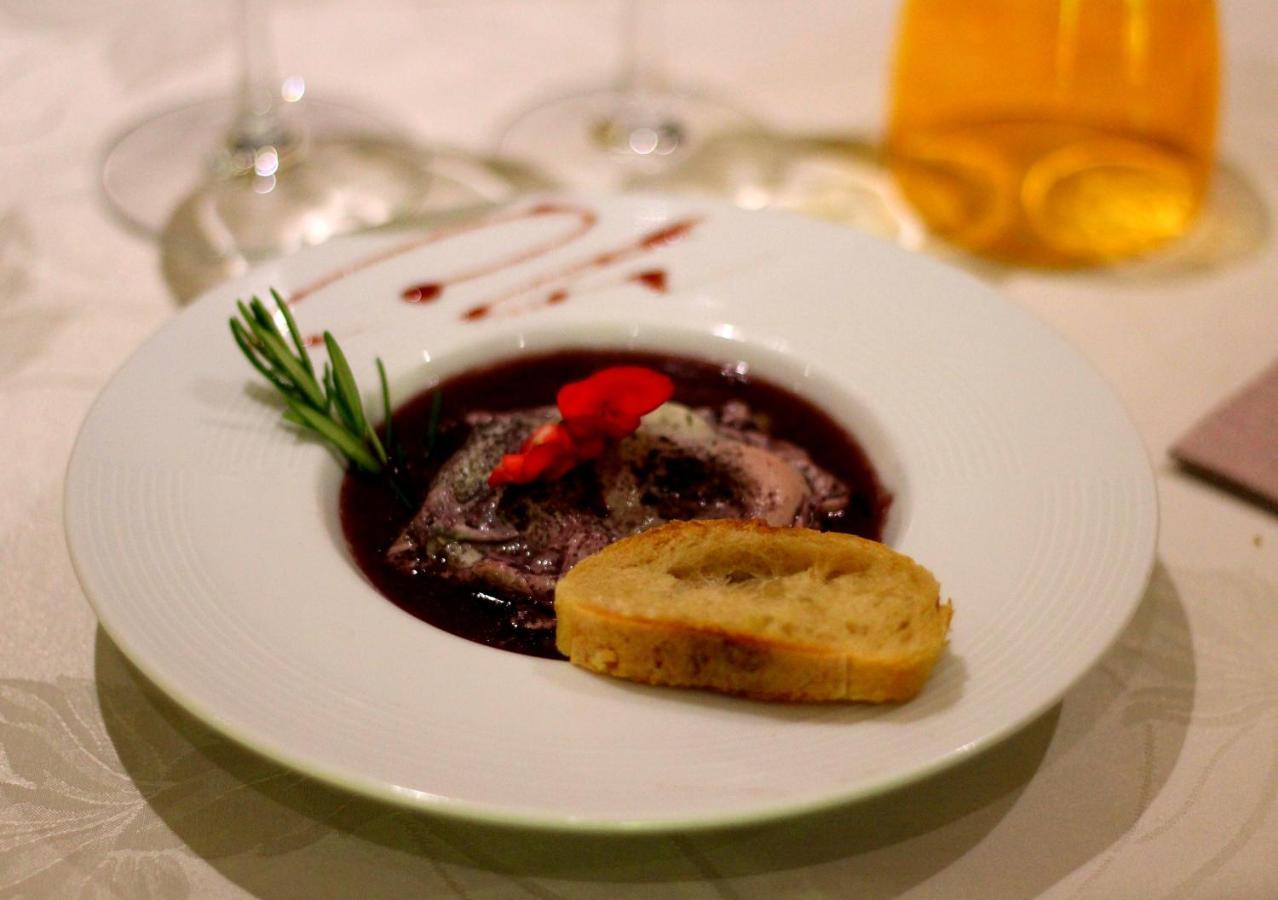 Logis Hotel Restaurant & Pizzeria Vuillot Cuiseaux Exteriör bild