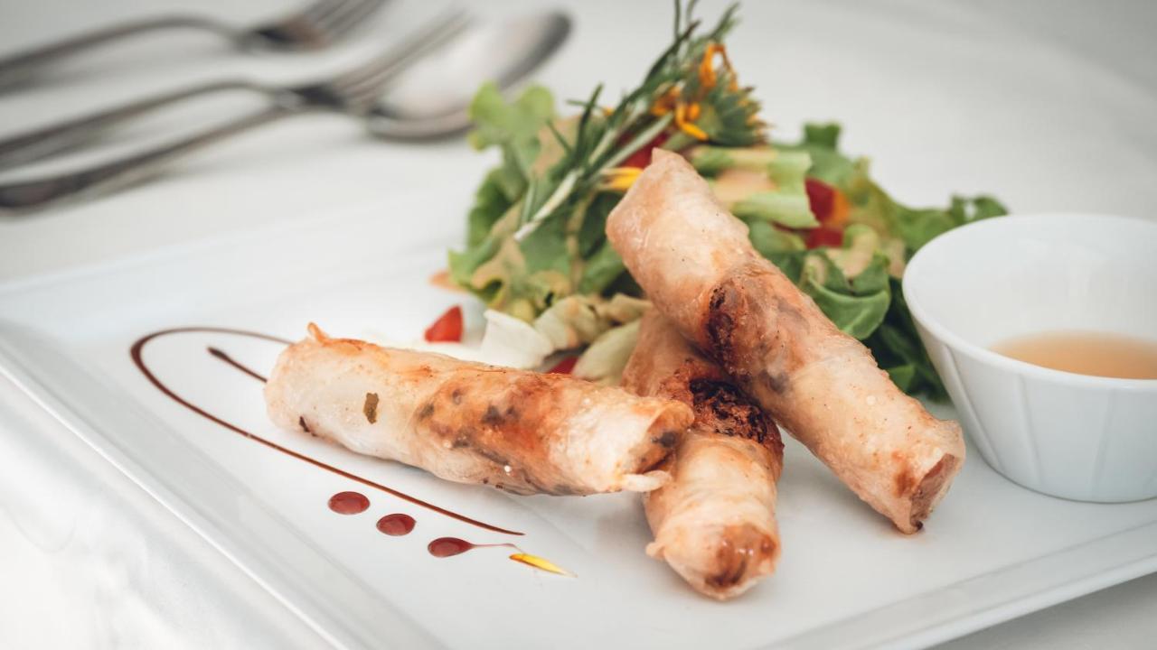 Logis Hotel Restaurant & Pizzeria Vuillot Cuiseaux Exteriör bild