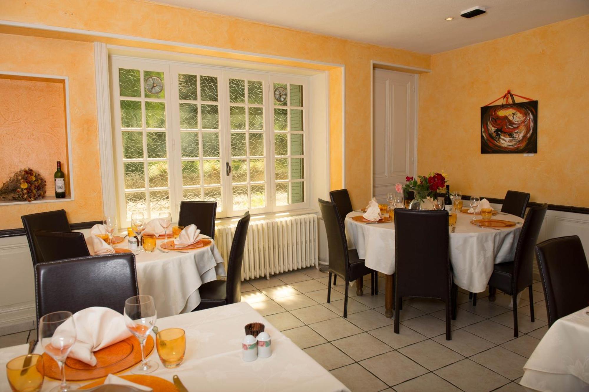 Logis Hotel Restaurant & Pizzeria Vuillot Cuiseaux Exteriör bild